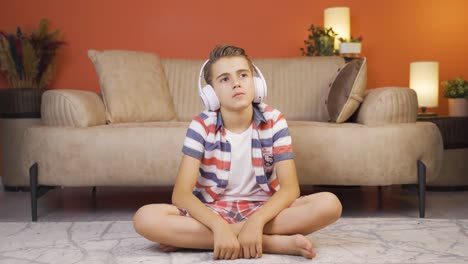 Junge-Hört-Zu-Hause-Musik-Mit-Kopfhörern